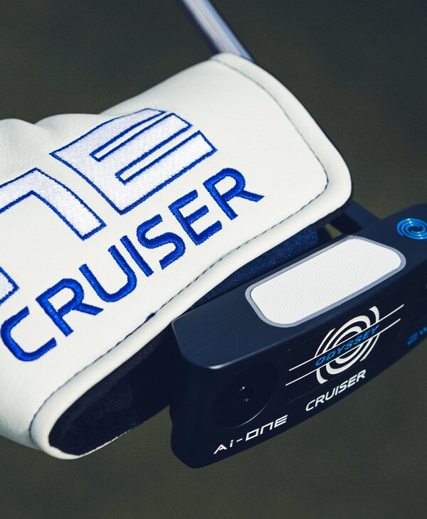 Ai-One-Cruiser-Double-Wide-Putter-Lifestyle-12324-02-8971.jpg